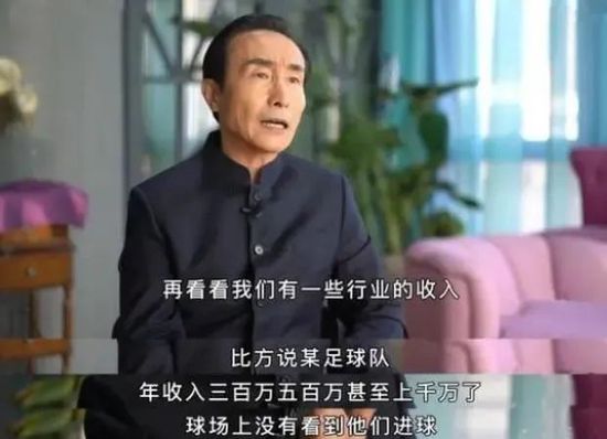 旁边围观的小子们都不敢看，突然，一声嚎叫差点震破他们的耳朵。